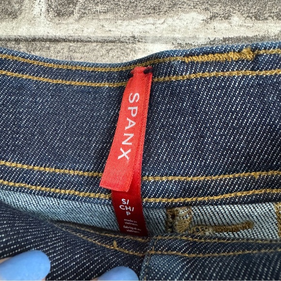 SPANX Denim Shorts Dark Wash Stretchy Pull‎ On pockets - Picture 5 of 11